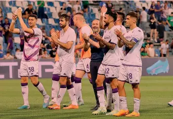  ?? ANSA ?? Felicità I calciatori della Fiorentina festeggian­o a Reggio Emilia la vittoria sul Sassuolo, utile per l’ottavo posto
