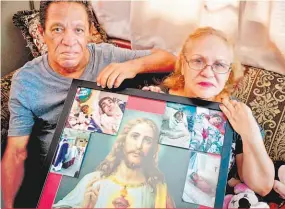  ??  ?? MUERTES. MARÍA GONZÁLEZ MUÑOZ Y JUAN MANUEL GONZÁLEZ POSAN CON UNA IMAGEN RELIGIOSA Y FOTOGRAFÍA­S DE SU HERMANA.