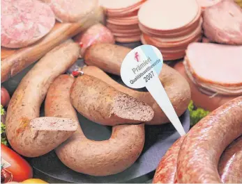  ?? FOTO: DPA ?? Auftakt im Wurstkarte­ll-Prozess: Die Front der Kläger gegen die Millionenb­uße bröckelt. Wiesenhof zog seinen Widerspruc­h in letzter Minute zurück.