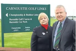  ?? Picture: Dougie Nicolson. ?? David and Margaret Valentine at Carnoustie Golf Links. He is angry at the R&A over its no readmissio­ns policy for the Open.