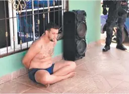  ?? FOTO: EL HERALDO ?? Rennie Michael Ugalde, alias “Gpingo”, en la acepa de su casa, luego de sep camtupado mop agentes de la DPI en la ciudad de Tela.