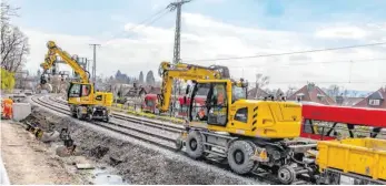  ?? FOTO: CHRISTIAN FLEMMING ?? Bei Bauarbeite­n am Aeschacher Bahnhof wird ein Stromkabel beschädigt. Die Folge: Tausende Haushalte sind ohne Telefon und Internet.