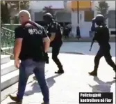  ??  ?? Policia gjatë kontrollev­e në Fier