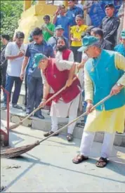  ?? PTI PHOTO ?? Chief minister Trivendra Singh Rawat (right) during a cleanlines­s drive in Dehradun on Sunday.