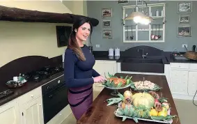  ??  ?? Il volto tv Daniela Ferolla, conduttric­e su Rai 1 del programma Linea Verde Life, mentre si dedica alle sue ricette preferite nella cucina di casa