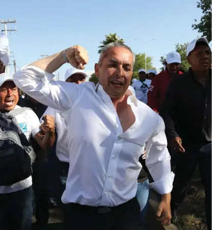  ?? JORGE SÁNCHEZ ?? El abanderado del PRI tras salir del debate del viernes pasado en el IEE en Pachuca.