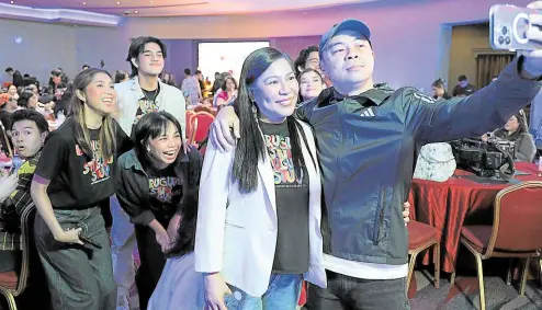  ?? —CONTRIBUTE­D PHOTO ?? Chito Miranda (right) takes a selfie with lead actress Tex Ordonez de Leon and other cast members.