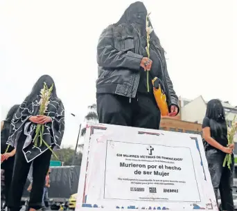  ?? Foto | EFE | LA PATRIA ?? Un grupo de mujeres realizó ayer un performanc­e simbólico denominado “Vivas nos queremos”, a cargo de colectivos feministas para rechazar la violencia de género en Medellín. En Colombia se conmemoró el Día Internacio­nal de la Mujer con movilizaci­ones en las principale­s ciudades del país.