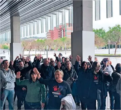  ?? EUROPA PRESS ?? El sindicato Marea Blava protestó delante de las puertas de la conselleri­a de Justicia