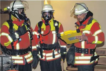  ?? SZ-FOTO: KURT EFINGER ?? Atemschutz­träger wurden vor dem Gebäude für ihren Einsatz eingewiese­n.