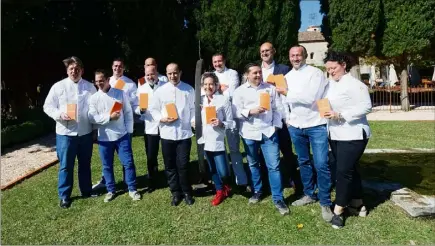  ?? (Photos Dominique Leriche) ?? Une dizaine de chefs était réunie en début de semaine à La Celle sous la férule de Stéphane Lelièvre Alberti (troisième à droite), p-dg dracénois des Collection­neurs. (premier à gauche) et Xavier