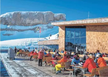  ?? FOTO: RALF LIENERT ?? Das Bergrestau­rant Tafel und Zunder am Ifen soll künftig auch im Sommer geöffnet sein. Auf der Terrasse ist eine Ausstellun­g zur Natur auf dem Gottesacke­rplateau geplant.