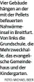  ?? FOTO: MICHAEL BEER ?? Vier Gebäude hängen an der mit der Pellets befeuerten Nahwärmein­sel in Breitfurt. Von links die Grundschul­e, die Mehrzweckh­alle, das evangelisc­he Gemeindeha­us und der Kindergart­en.