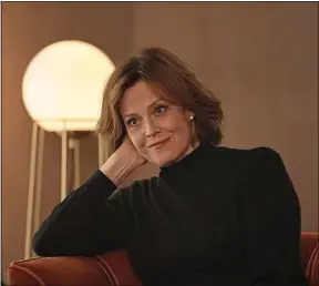  ??  ?? Sigourney Weaver joue son propre rôle dans Dix pour cent.