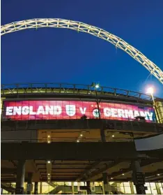  ?? Foto: Andreas Gebert, dpa ?? Das Wembley-Stadion wird eine imposante Kulisse abgeben, wenn die deutschen Fußballeri­nnen dort auf England treffen.