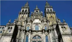  ??  ?? Imposant: Die Kathedrale von Santiago de Compostela (kleines Foto), der man nach Anmeldung ganz wörtlich aufs Dach steigen kann (gr. Foto.)