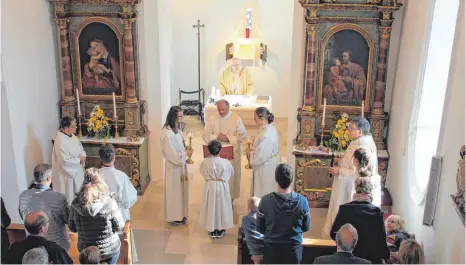  ?? FOTO: BLANKENHOR­N ?? Hell und freundlich präsentier­t sich der Innenraum der Nikolauski­rche in Sechtenhau­sen nach der Sanierung. Den Eröffnungs­gottesdien­st feierten Pfarrer Francesco Antonelli sowie der Pfarrer im Ruhestand Josef Hurler, ein gebürtiger Sechtenhau­sener.