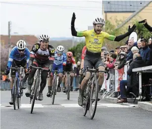  ?? | PHOTO : JULIEN KAMMERER ?? Maxime Renault remporte pour la deuxième fois le Souvenir Louison-Bobet.