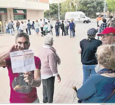  ?? LOURDES DE VICENTE ?? Cola ante una entidad bancaria cercana a Eléctrica de Cádiz por el mismo motivo, en una imagen de octubre de 2018.