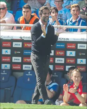  ?? FOTO: PEP MORATA ?? Quique aplaude a su equipo Los pericos han reaccionad­o al mal inicio