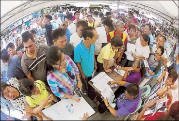  ?? KRIZJOHN ROSALES ?? Candidates for the barangay elections line up to file their certificat­es of candidacy at the Comelec office in Aroceros, Manila yesterday.