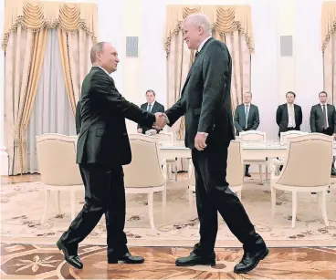  ?? FOTO: DPA ?? Fast auf Augenhöhe: Der russische Präsident Wladimir Putin empfängt CSU-Chef Horst Seehofer in Moskau.