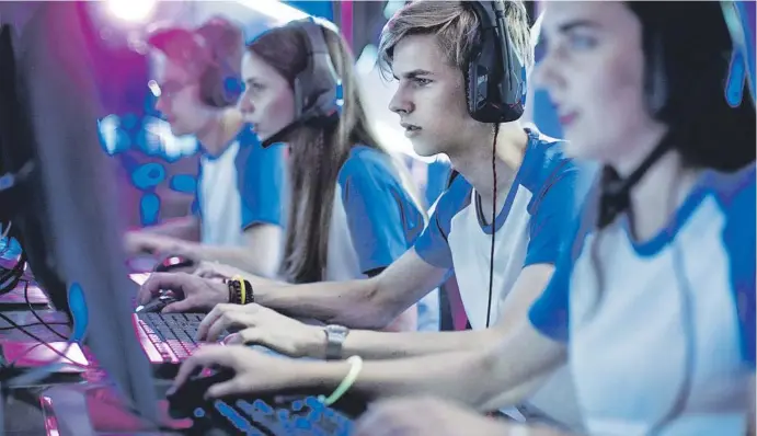  ??  ?? Los eSports generarán en 2022, 3.000 millones de dólares en ingresos,cinco veces más que en la actualidad, pero tienen el reto de ser más transparen­tes y rápidosen sus transaccio­nes.