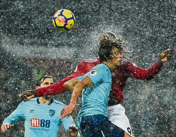  ??  ?? Air raid: Manchester United’s Romelu Lukaku (right) heading the ball past Bournemout­h’s Nathan Ake to score during the English Premier League match on Wednesday. United, who won 1- 0, will take on West Bromwich Albion tomorrow. — AFP