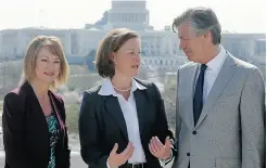  ?? CHARLES DHARAPAK/AP ?? Alberta Environmen­t Minister Diana McQueen, left, Premier Alison Redford and Gary Doer, Canada’s ambassador to the U.S.