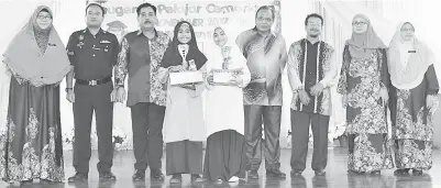  ??  ?? PENERIMA anugerah Tokoh Murid Nur Faziratul Ain Abdul Kasim dan Nur Ainin Sofiya Muhammad Nur bersama barisan pentadbir dan tetamu jemputan.