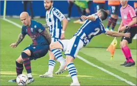  ??  ?? Sandro Ramírez acabó siendo determinan­te. Su saque de falta propició el gol del Huesca