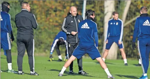  ??  ?? El entrenador Javi Rozada dirige una sesión de entrenamie­nto en El Requexón.