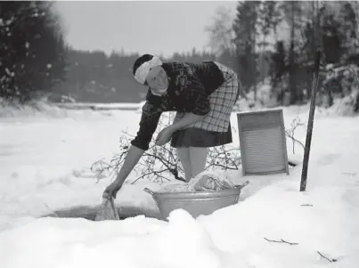  ?? FOTO: BØRRETZEN/ AKTUELL /SCANPIX ?? HARDT ARBEID: Slik kunne det vaere i Norge for for 70 år siden. Her vasker en kvinne klaer i en bekk, gjennom et hull som er hakket i isen, bildet er fra Hedmark i 1948.