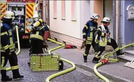  ??  ?? In der Heiligenst­ädter Altstadt gab es gestern um die Mittagszei­t einen Gebäudebra­nd. Mehr als  Einsatzkrä­fte waren vor Ort. Foto: Sigrid Aschoff