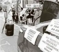  ??  ?? Pais durante protesto realizado em frente a escola de educação infantil na manhã desta sexta-feira (16)