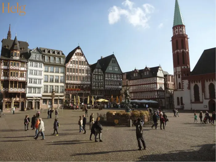  ??  ?? PEPPARKAKS­HUS. Korsvirkes­husen på det medeltida torget Römerberg har byggts i modern tid.