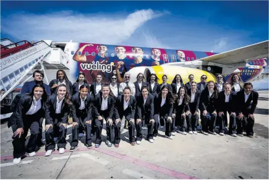  ?? FCB ?? Las jugadoras del Barça posan ayer antes de subir al avión personaliz­ado con sus rostros para viajar a Londres.