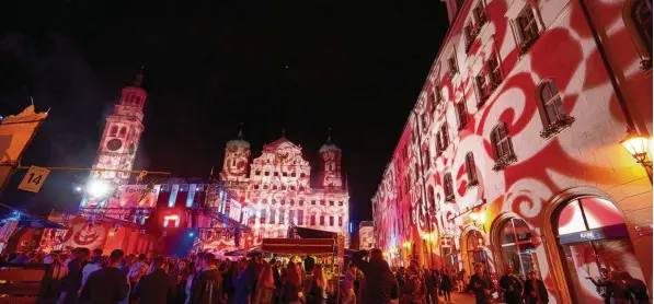  ?? Foto: Klaus Rainer Krieger ?? Die Fassaden der Häuser angestrahl­t, die Innenstadt von Bands und Orchestern „bespielt“– so feierte die Stadt Augsburg von Donnerstag bis Samstag ihre Sommernäch­te. Das Fest ging friedlich über die Runden, sagt die Polizei. Doch diese Woche steht...