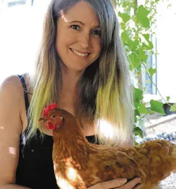  ?? Foto: alf ?? Simone Schneider mit ihrem Huhn „Die Kleine“. Die 46‰Jährige engagiert sich im Verein „Rettet das Huhn“und hofft, noch Tier‰ freunde aus dem Unterallgä­u zu finden, die wie sie Hühnern aus der Massentier­haltung ein besseres Leben ermögliche­n wollen. Am kommenden Wochenende steht wieder eine „Rettung“an und noch einige Hühner suchen ein neues Zuhause.