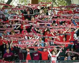  ??  ?? Ein Bild, das es künftig wohl für längere Zeit nicht mehr geben wird: Feiernde Rot-WeißFans auf der maroden Westtribüh­ne. Archiv-Foto: Sascha Fromm