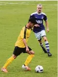  ?? Foto: Oliver Reiser ?? Gersthofen­s Masoud Mula Khalil (am Ball) konnte sich im Spitzenspi­el gegen Schwaben Augsburg (rechts Egor Keller) nicht durchsetze­n.