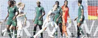  ?? FOTO: DPA ?? Alexandra Popp jubelt in der Bildmitte über ihr Tor zum 1:0 gegen Nigeria im WM-Achtelfina­le.