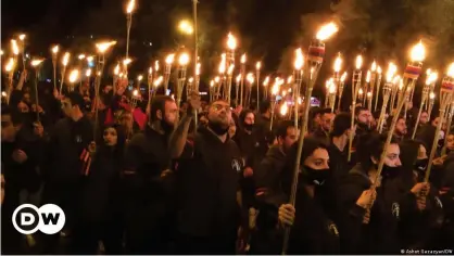  ??  ?? Участники факельного шествия в Ереване