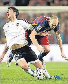  ?? ÀLEX GARCIA ?? Parejo recibe una falta de Iniesta, anoche