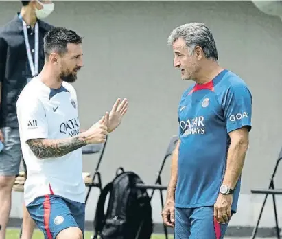  ?? KIMIMASA MAYAMA / EFE ?? Messi parlant amb el seu nou entrenador, Cristophe Galtier, amb el PSG de gira al Japó