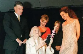  ?? ALAN MARLER/THE ASSOCIATED PRESS/FILE ?? In this file photo dated May 30, 2000, Ruth Bell Graham, seated, laughs as her son Rev. Franklin Graham, daughter Gigi Graham Tchvidijia­n, novelist Patricia Cornwell and actress Andie MacDowell, standing, from left, celebrate her 80th birthday.