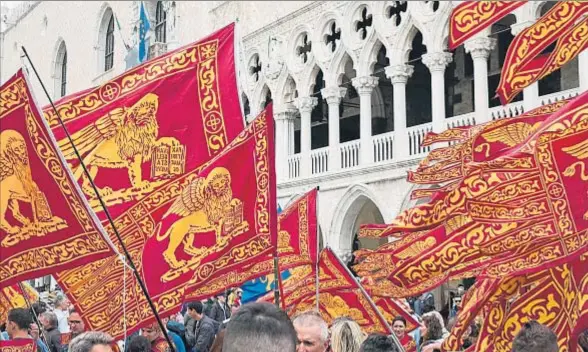  ?? AWAKENING / GETTY / ARCHIVO ?? Independen­tistas venecianos celebrando con banderas el día de San Marcos en Venecia