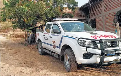  ??  ?? De madrugada. Los homicidas ingresaron a la vivienda tras afirmar que eran de la Policía. El joven de 20 años no aparece en los registros policiales como pandillero, pero se indaga posible vinculació­n con grupos.