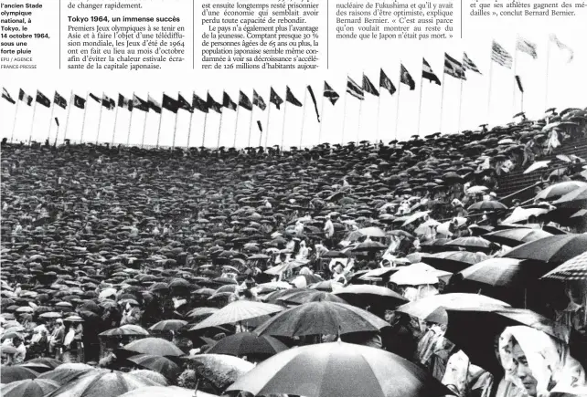  ?? EPU / AGENCE FRANCE-PRESSE ?? Des spectateur­s massés dans l’ancien Stade olympique national, à Tokyo, le 14 octobre 1964, sous une forte pluie