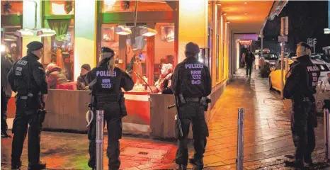  ?? FOTO: DPA ?? Polizisten sichern während einer Razzia von Zoll und Polizei eine Shisha-Bar in Bochum. Zeitgleich wurden in mehren NRW-Städten mehrere ShishaBars durchsucht.